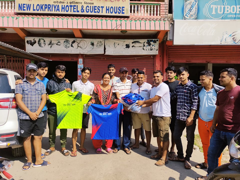 युवा नेता समाजसेवी उप्रेतीद्वारा  इच्छाकामना युवा  क्लब कुरिनटारका  खेलाडीहरुलाई जर्सी सहयोग
