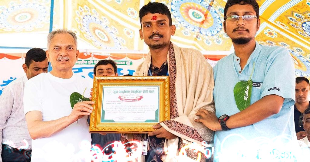 पत्रकार विवेकलाई चितवनको किसानले गरे नगदसहित सम्मान।