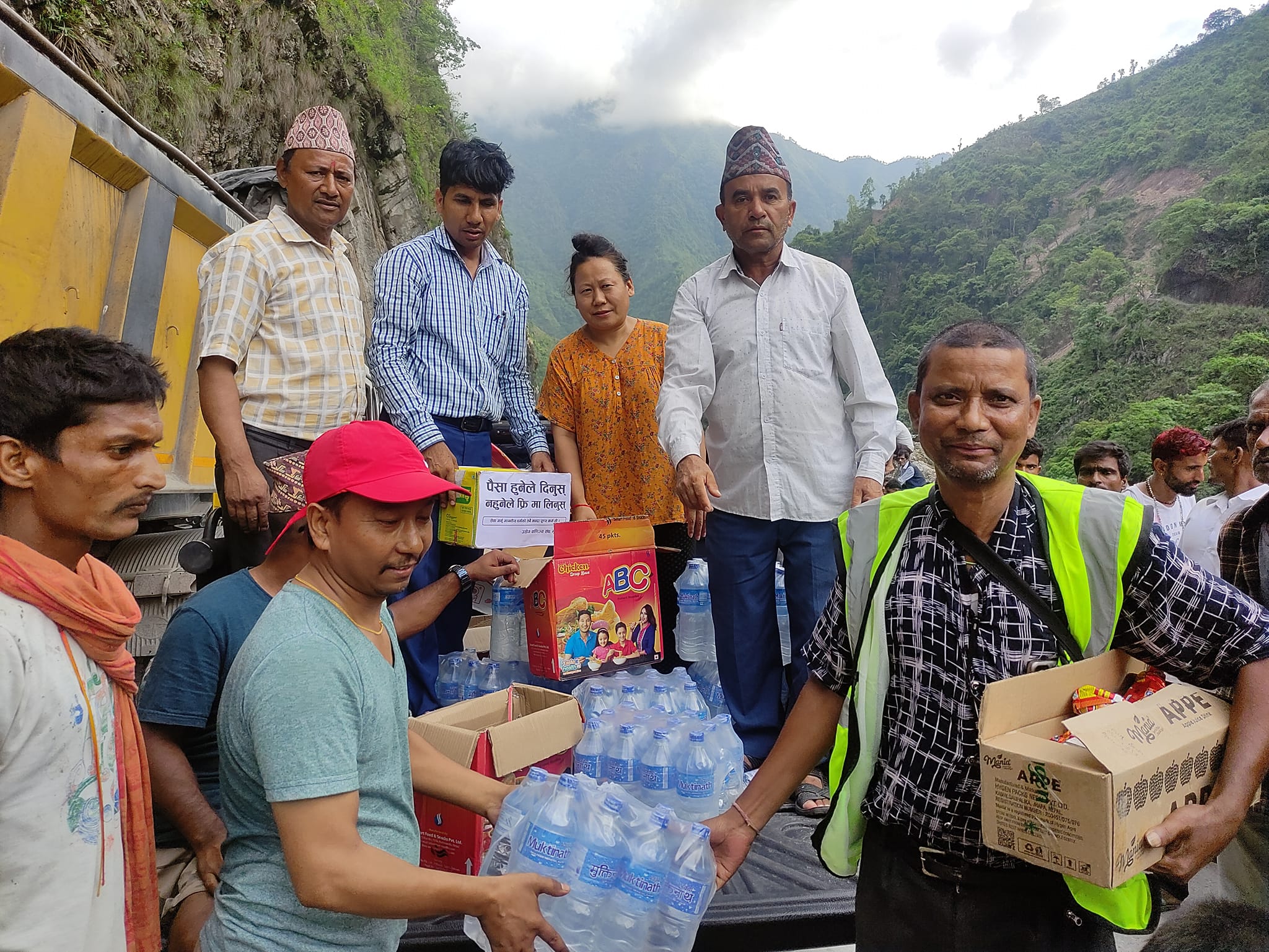 अलपत्र परेका यात्रुलाई खाजा र पानी वितरण