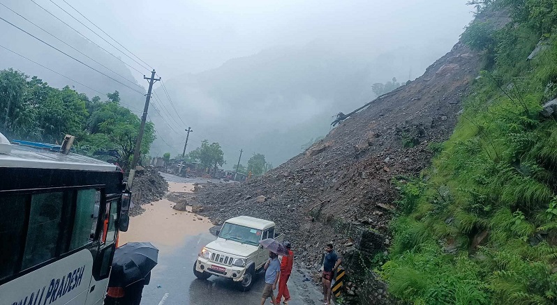पहिरोका कारण नारायणगढ मुग्लिन सडक दुइतर्फी अवरुद्ध