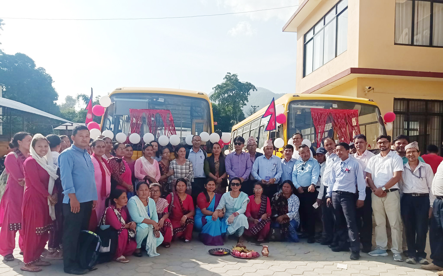 आँबुखैरेनी गाउँँपालिकाद्वारा दुई सामुदायिक विद्यालयलाई स्कुल बस हस्तान्तरण