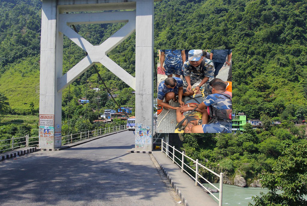 त्रिशुलीमा हामफाल्न मुग्लिन पुलमा झुन्डिएका व्यक्तिको उद्धार