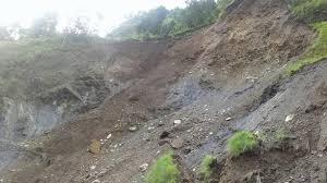 पहिरोले पुरिएर ३ जना बेपत्ता