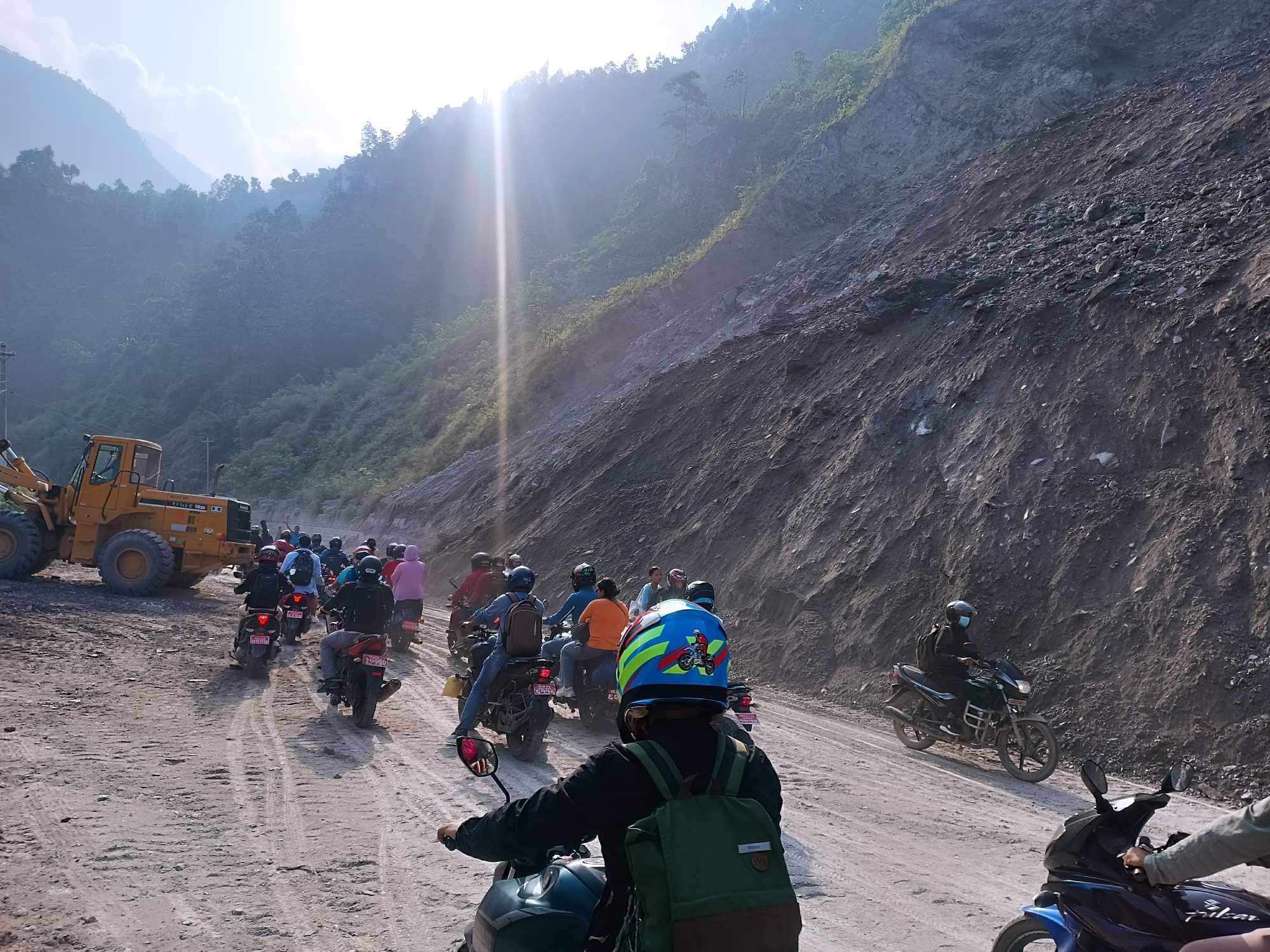 पहिरोका कारण अवरुद्ध नारायणगढ – मुग्लिन सडक दुइतर्फी सुचारु
