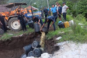 लेवाटारबाट ठूलो परिमाणमा घरेलु मदिरा बरामद