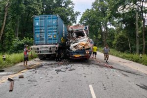 नारायणगढ–मुुग्लिन सडकमा कन्टेनर र भारतीय ट्रक ठोक्किदाँ दुबै सवारी चालकको  मृत्यु
