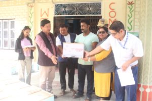 इच्छाकामना गाउँपालिकाद्वारा किसानलाई मौरीसहितको घार र चिउरीको विरुवा वितरण