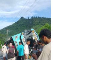 नारायणगढ -मुग्लिन सडकखण्डको घुमाउनेमा  बस दुर्घटना,१५ जना  घाइते