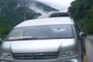 गुडीरहेको माइक्रोमाथि ढुङ्गा खस्दा दुई जना घाइते
