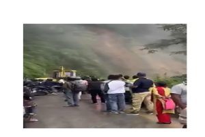 नागढुङ्गामा पहिरो खस्दा सडक अवरुद्ध