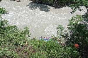 ऐनापहारा बस दुर्घटना :  सबैको शव परीक्षण भरतपुर अस्पतालमा हुदैँ
