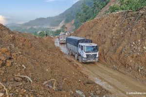 घाँसीकुवा पहिरो चौबीस घण्टापछि हटाइयो, एकतर्फी गाडी गुड्न थाले