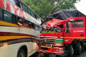सिमलतालमा बस र ट्रक ठोक्किदाँ केही यात्रु घाइते