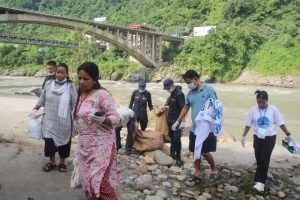 क्रिएसन नेपालद्वारा त्रिशूली नदी किनार सरसफाई