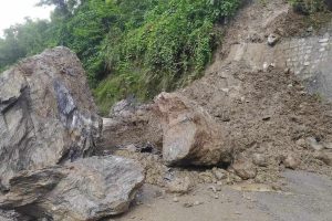 फिस्लिङ नजिकै पहिरो खस्दा पृथ्वीराजमार्ग अवरुद्ध
