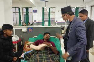 उपरदाङगढी स्कुल बस दुर्घटनाका घाइतेलाई भेट्न अस्पताल पुगे वनमन्त्री कृष्ण सिलवाल