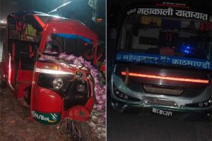 रामनगरमा बस र अटो ठोक्कियो, अटो चालक गम्भीर घाइते