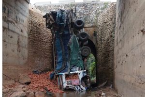 आँबुखैरेनी १ आँधीखोलामा  इँटा बोकेको ट्रक दुर्घटना हुँदा दुई जनाको मृत्यु