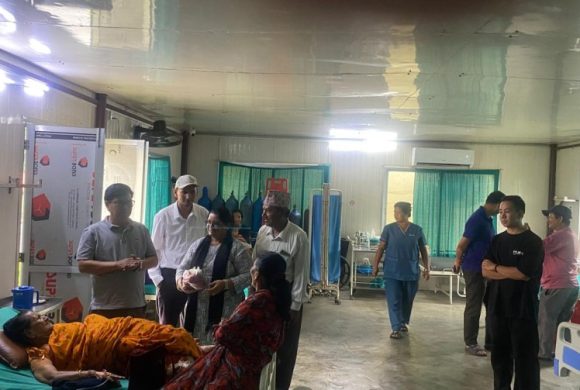 इच्छाकामना गाउँपालिकाले विरामीलाई फलफुल वितरण गरेर मनायो संविधान दिवस